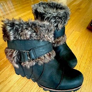 SOREL Joan of Arctic Faux Fur Wedge Bootie Size 9.